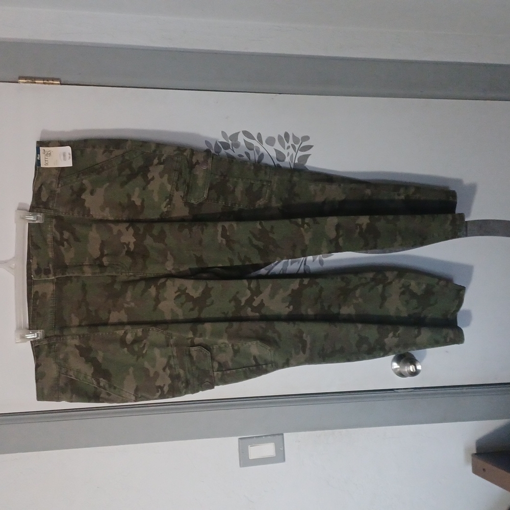 NWT Camo Cargo Skinny Pants!